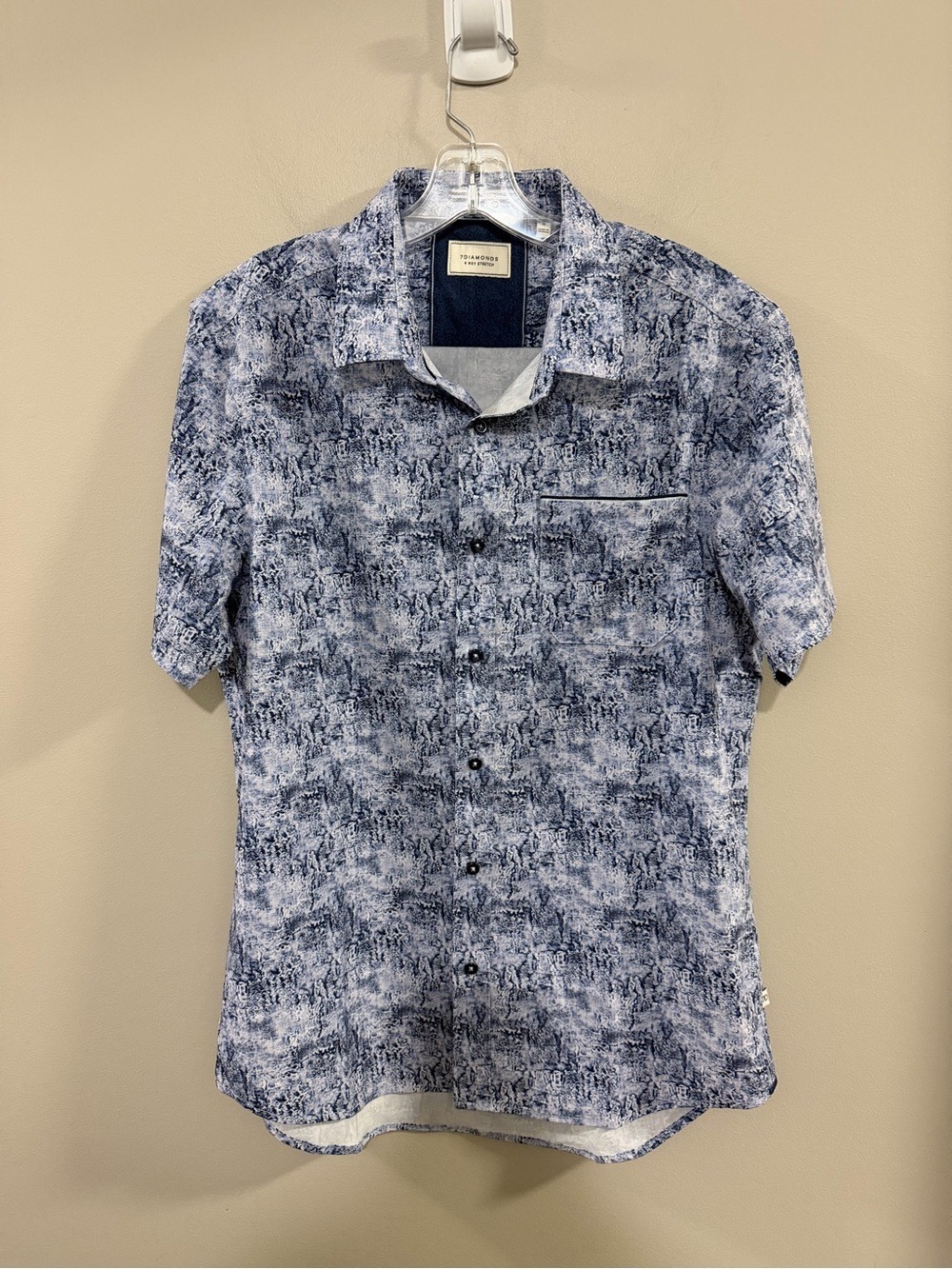 7 Diamonds Men's Short Sleeve Button-Down in Blue and White Abstract. Size M